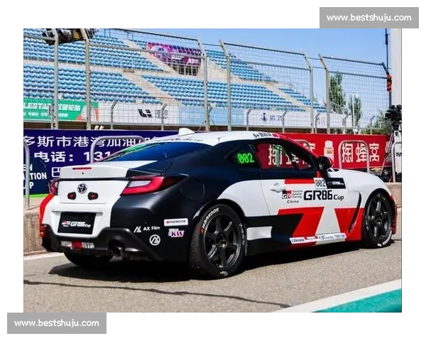 赛车场上的那些“神操作”，惊险瞬间让你心跳加速！